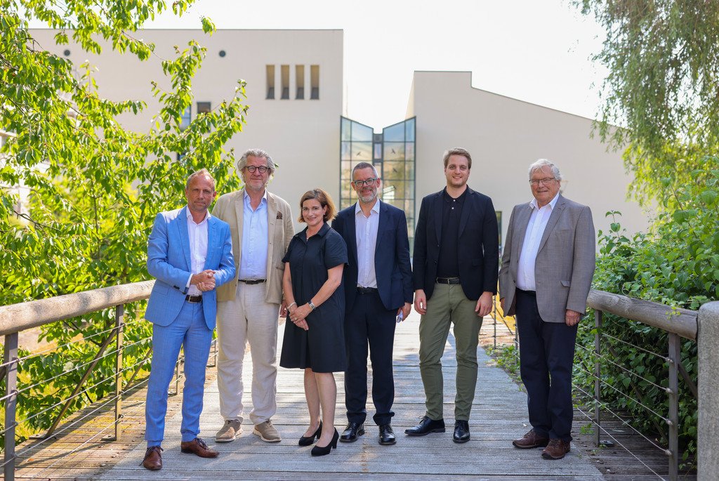 Der Bayerischer Staatsminister für Umwelt und Verbraucherschutz, Thorsten Glauber, vor der Fakultät für Informatik und Mathematik der Universität Passau neben Dr. Philipp Blom, Vizepräsidentin Prof. Dr. Bettina Noltenius, Vizepräsident Prof. Dr. Werner Gamerith, Stephan Brandler (Sparda-Bank) und Prof. Dr. Hubert Weiger.