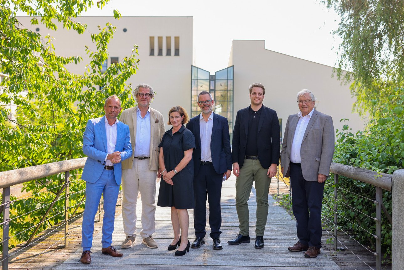 Der Bayerischer Staatsminister f&uuml;r Umwelt und Verbraucherschutz, Thorsten Glauber, vor der Fakult&auml;t f&uuml;r Informatik und Mathematik der Universit&auml;t Passau neben Dr. Philipp Blom, Vizepr&auml;sidentin Prof. Dr. Bettina Noltenius, Vizepr&auml;sident Prof. Dr. Werner Gamerith, Stephan Brandler (Sparda-Bank) und Prof. Dr. Hubert Weiger.