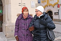 Einmal die Woche zusammen unterwegs sind Ursula Beerschneider (r.) und D&ouml;rte Peters, die der h&auml;usliche Besuchsdienst zusammengef&uuml;hrt hat. &minus; Foto: Krenn 