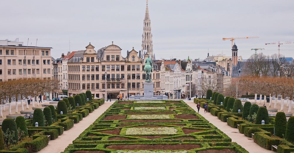 Öffentlicher Platz mit Grünanlage in Brüssel