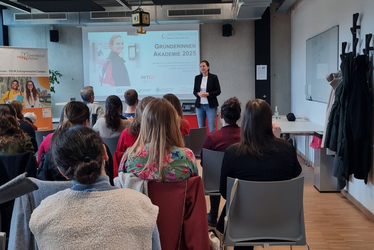 Gründerinnen Akademie 2025: finale Pitches im INN.KUBATOR Passau; Foto: Universität PassauGründerinnen Akademie 2025: finale Pitches im INN.KUBATOR Passau; Foto: Universität Passau