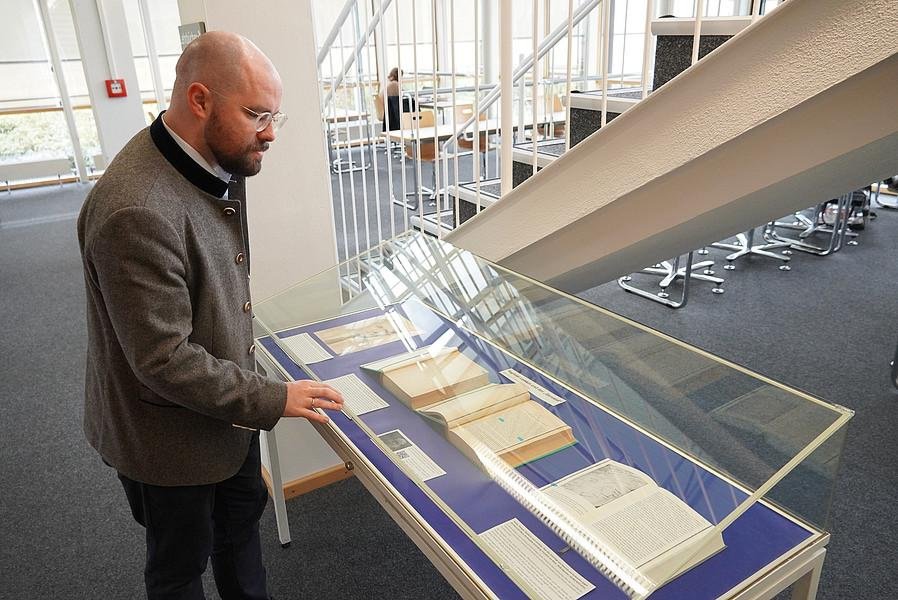  Dr. Dr. Markus P. Beham vor der Ausstellungsvitrine zu Raphaël Lemkin im Lesesaal Juridicum. Foto: Universität Passau/Cornelia Bögel