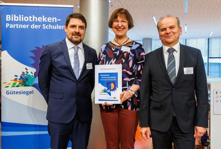 Michael Lemke, Leiter der Benutzungsabteilung der Universitätsbibliothek, Angela Güntner aus dem Schulungsteam, Dr. Rolf-Dieter Jungk, Amtschef im Bayerischen Staatsministerium für Wissenschaft und Kunst.