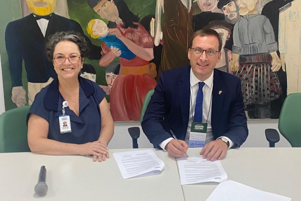 Pr&auml;sident Prof. Dr. Jan Hendrik Schumann und Prof. Dr. Lia Rita Azeredo Bittencourt, Vize-Rektorin der UNIFESP, bei der Unterzeichnung des Kooperationsvertrages; Foto: BAYLAT