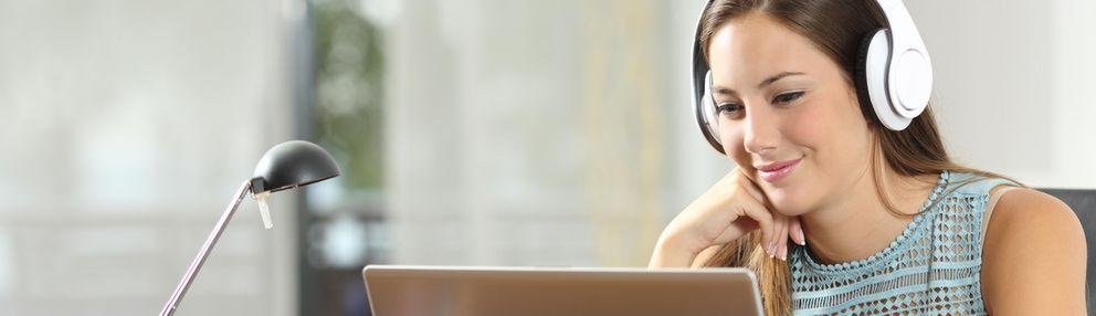Ein Studentin nimmt mit ihrem Laptop an einem Webinar teil Ein Studentin nimmt mit ihrem Laptop an einem Webinar teil