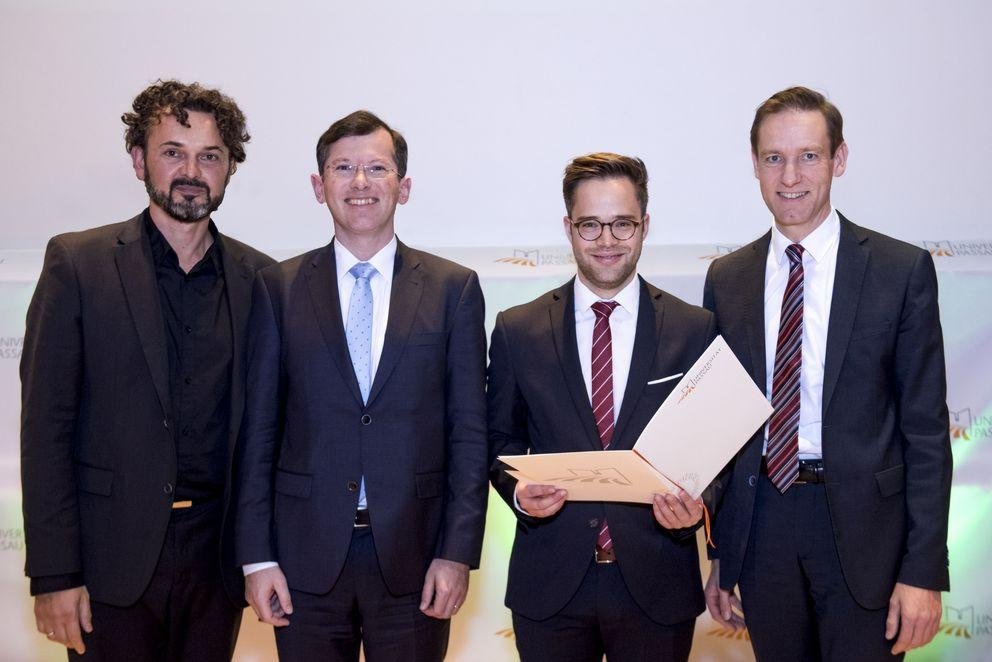 Von links nach rechts: Vizepräsident Prof. Dr. Harry Haupt, Prof. Dr. Meinhard Schröder, Dr. Tobias Starnecker, Regierungspräsident Rainer Haselbeck (Vorsitzender Verein der Freunde und Förderer)