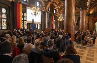 [Translate to Französisch:] Das Bild zeigt den Auftritt der Musikgruppe Sechs-Achtel.
