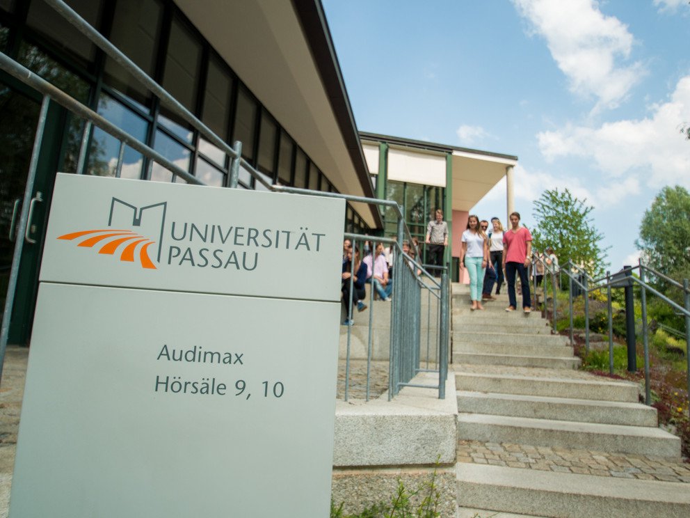 Hinweisschild vor dem Audimax