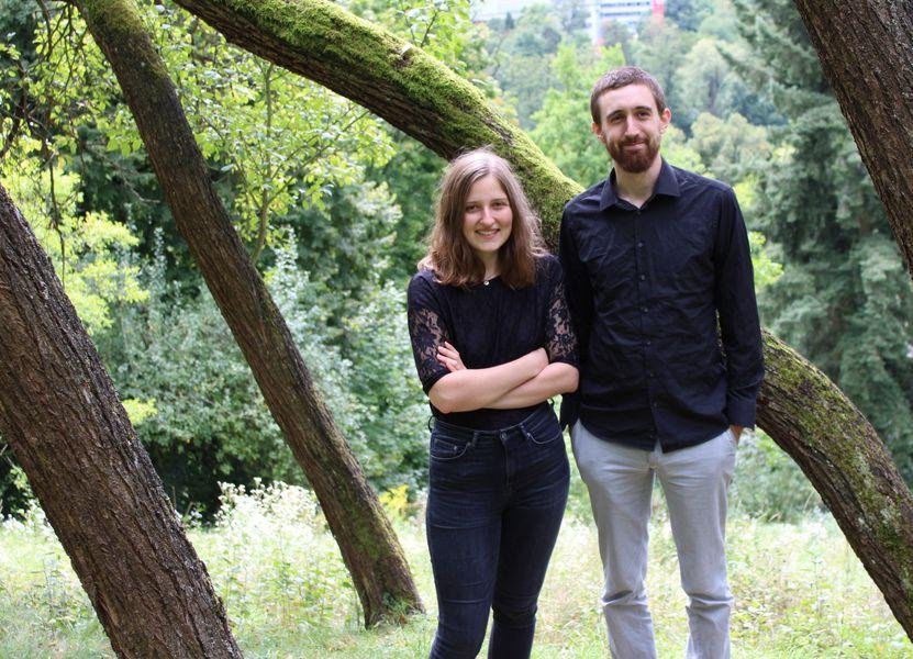 Bea Michl (Johanna Wagner) und Emil Bach (Philipp Heidepeter) haben es mit ihrem Büchlein "Auf ein Maoam mit Otto" auf die Empfehlungsliste "Bayern beste Independent Bücher" geschafft. Foto: Alix McCrea