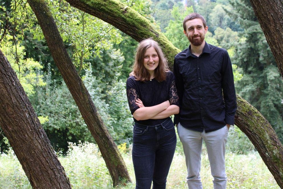 Bea Michl (Johanna Wagner) und Emil Bach (Philipp Heidepeter) haben es mit ihrem Büchlein "Auf ein Maoam mit Otto" auf die Empfehlungsliste "Bayern beste Independent Bücher" geschafft. Foto: Alix McCrea