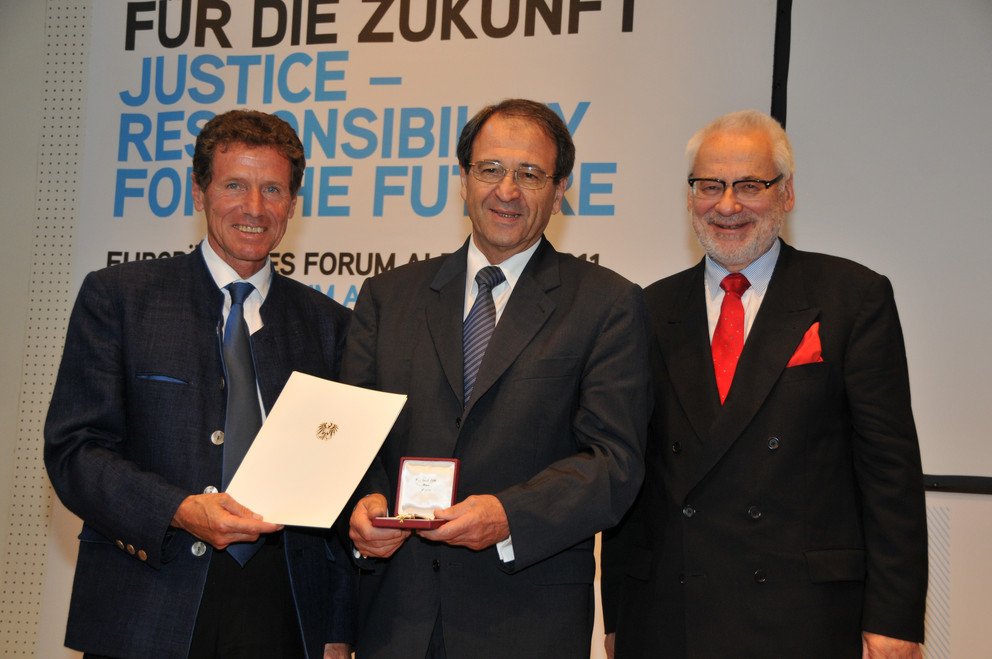 Prof. Dr. Michael Schweitzer (Mitte) bei der &Uuml;berreichung des Ehrenkreuzes mit dem &ouml;sterreichischen Wissenschaftsminister Karlheinz Toechterle (links) und dem ehemaligen &ouml;sterreichischen Vizekanzler Erhard Busek.