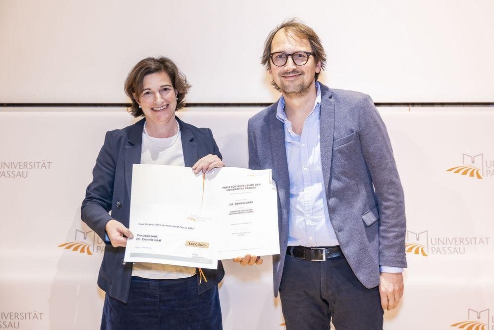 Vizepräsidentin für Studium, Lehr und Ethik Prof. Dr. Bettina Noltenius und Privatdozent Dr. Dennis Gräf Privatdozent Dr. Dennis Gräf