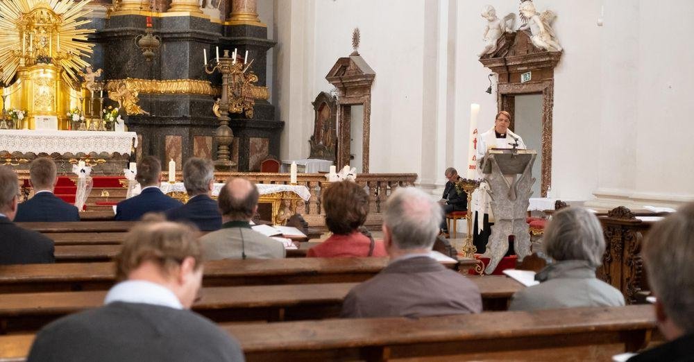 Teilnehmerinnen und Teilnehmer am Festgottesdienst