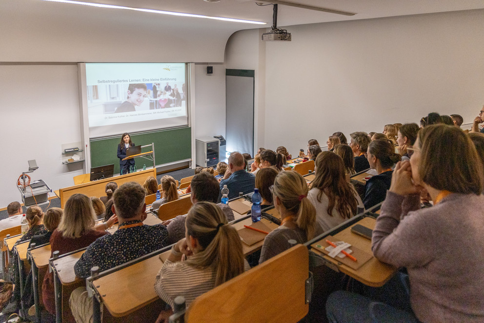Dr. Sabrina Kufner vom Zentrum f&uuml;r Lehrkr&auml;ftebildung und Fachdidaktik begr&uuml;&szlig;te die Teilnehmenden; Foto: Florian Stelzer.