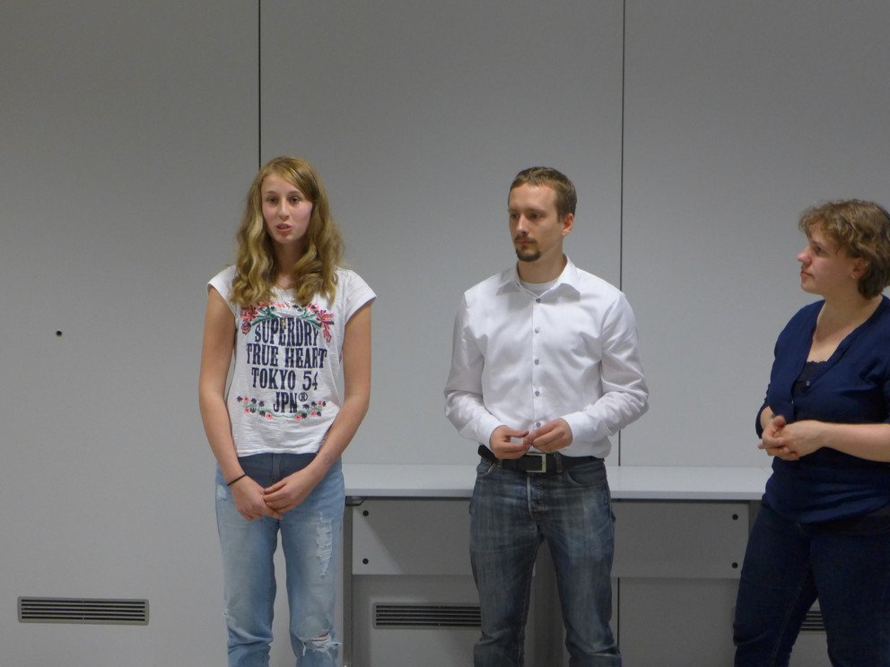 Abschlusspräsentation: Eine Teilnehmerin erklärt die dreidimensionale Drucktechnik. Mit im Bild: Workshopleitungen Florian Lorenz und Dörte Rüweler.