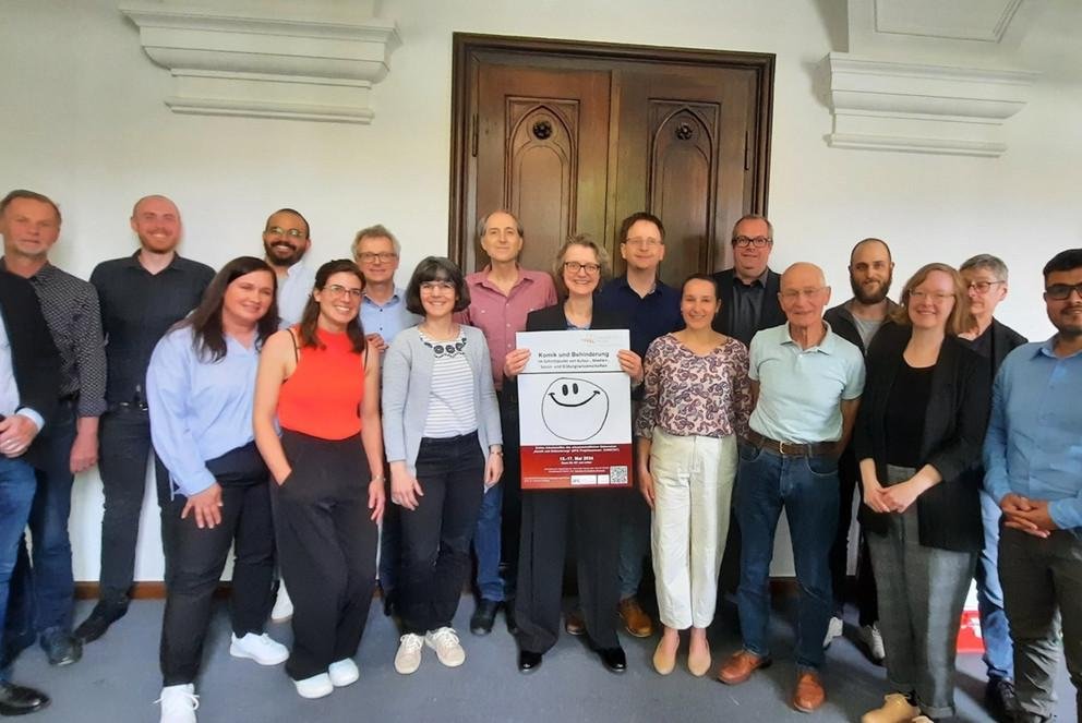 Teilnehmerinnen und Teilnehmer des Arbeitstreffens (v.l.n.r.): Dieter Kulke, Gerd Hartmann, Jakob Kelsch, Soledad Pereyra, Gabriel García Fontalvo, Malena Pastoriza, Christian von Tschilschke, Mirjam Leuzinger, Matei Chihaia, Susanne Hartwig, Wieland Schwanebeck, Daniela Kuschel, Thomas Hoffmann, Karl Kleinbach, Lukas Kleinhenz, Berit Callsen, Anette Pankratz, Adrián Herrera Fuentes. 