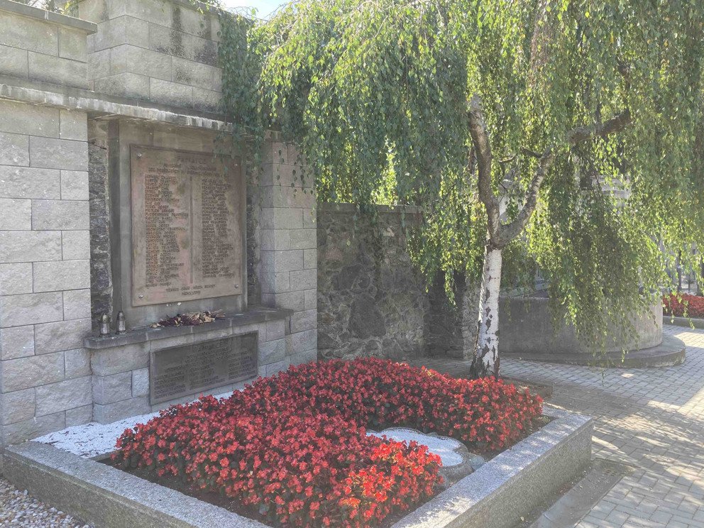 Fotografie pomn&iacute;ku ve Sp&aacute;len&eacute;m lese a společn&eacute;ho hrobu na hřbitově v Klatovech