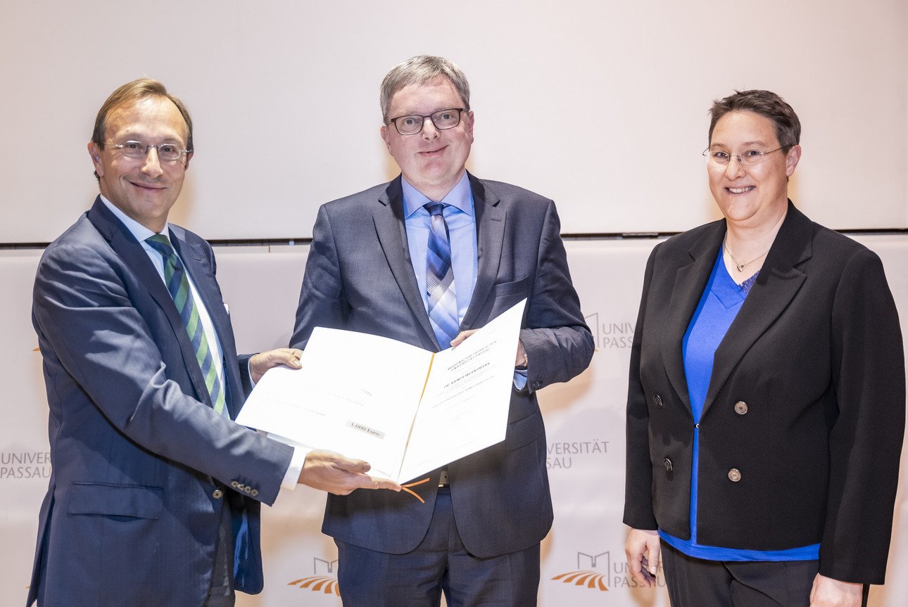 Vizepr&auml;sident und Sprecher des Graduiertenzentrums Prof. Dr. Robert Obermaier (li.) und Prof. Dr. Brigitte Forster-Heinlein (re.), stellvertretende Sprecherin des Graduiertenzentrums, vergeben den Preis an Prof. Dr. Rainer Wernsmann.