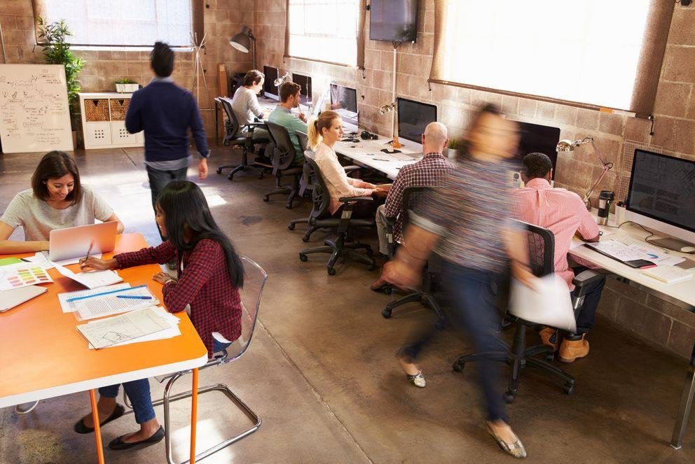 Titelbild Unternehmensgründungen modernes Büro mit arbeitenden jungen Menschen