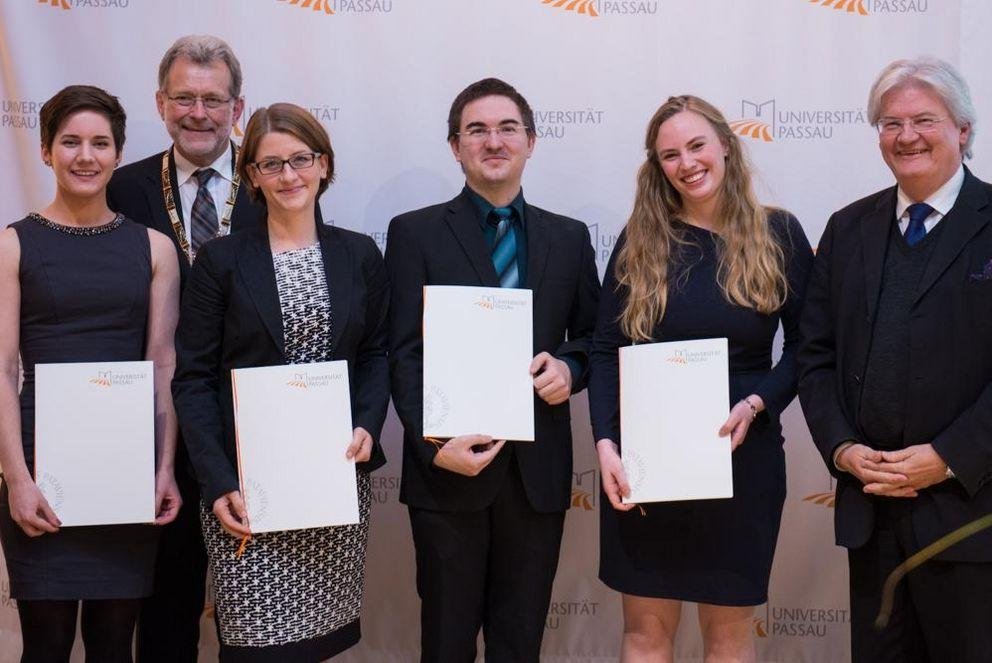 Präsident Prof. Dr. Burkhard Freitag (hinten) und Sigmund Gottlieb (rechts), Chefredakteur des Bayerischen Fernsehens, verliehen den Preis für besonderes Engagement der Universität Passau an (v. l.) Lisa Wagner, Dorothea Will, Manuel Grabowski und Karo