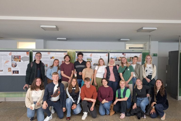 Die ausstellenden Studierenden mit Prof. Dr. Andreas Eberth (li.); Foto: Universität Passau