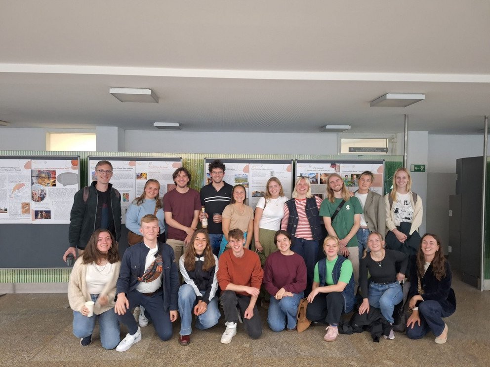 Die ausstellenden Studierenden mit Prof. Dr. Andreas Eberth (li.); Foto: Universität Passau