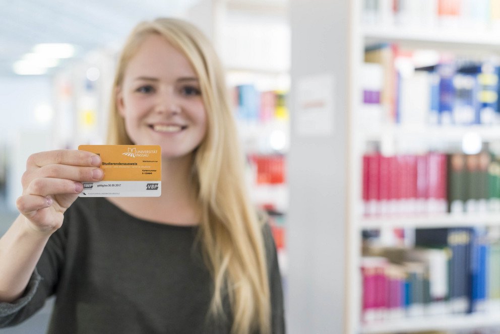 Nach der Einschreibung k&ouml;nnen die neuen Studierenden als Mitglieder der Universit&auml;t ihre pers&ouml;nliche CampusCard beantragen. Der Studierendenausweis im Kartenformat vereint zahlreiche Funktionen. Foto: Universit&auml;t Passau
