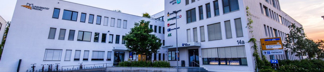 Dr.-Hans-Kapfinger-Geb&auml;ude