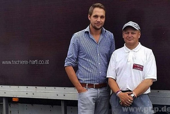 Vom Fleck weg eingestellt: Unternehmer Herbert Hartl (links) mit seinem neuen Mitarbeiter Miroslav Sova, der ihn an einer Tankstelle um einen Job bat. "Ich bin selber in einfachen Verh&auml;ltnissen aufgewachsen", sagt Hartl. Foto: Tischlerei Hartl