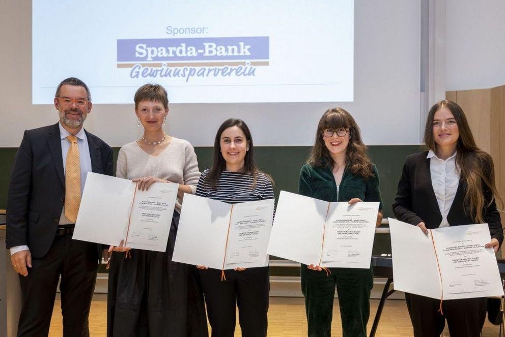 Überreichung des Preises für Nachhaltigkeit der Universität Passau 2022 in der Kategorie „Nachhaltigkeitsaktivitäten am Campus“ durch Prof. Dr. Werner Gamerith an Isabell Groll, Elena Mühlbauer, Susanne Schlatter und Dipl.-Ing. Alexandra Binder (v.li.) im Rahmen des „Tages der Nachhaltigkeit 2022“ am 20. Oktober 2022