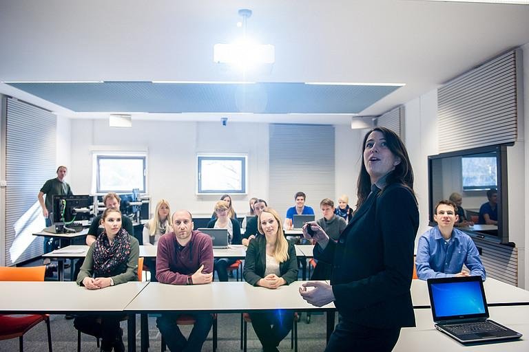 Studierende in einem Seminarraum  