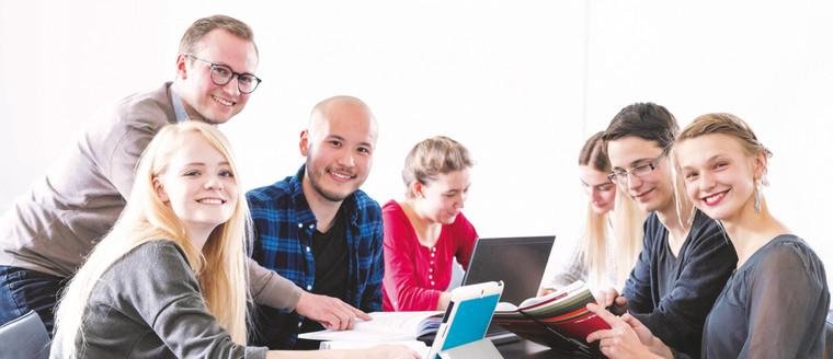 Studierende beim Schnupperstudium