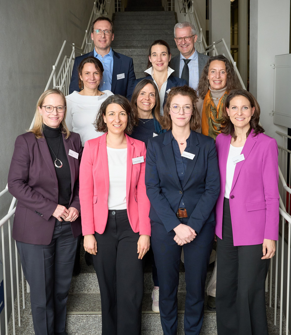 Von links nach rechts: in erster Reihe Isabel Jahn (ODDO BHF Bank); Dorothee Eisenlohr (Gro&szlig;e  Kreisstadt Schramberg); Prof. Dr. Karoline Reinhardt (Universit&auml;t Passau); Sinje Wojahn (Viega  GmbH&Co. KG); in zweiter Reihe: Kirstin Ro&szlig;goderer (GIZ); Ursula Unger (Moderatorin); Stefanie  Peters (enable2grow); in dritter Reihe: Prof. Dr. Jan Schumann (designierter Pr&auml;sident der Universit&auml;t  Passau); Dr. Franziska Armbruster (Bayerisches Staatsministerium f&uuml;r Digitales); Dr. Fritz Audebert  (Neuburger Gespr&auml;chskreis); Foto: Universit&auml;t Passau