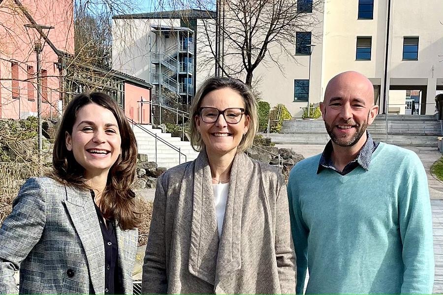 Trainerin Franziska Neidhart (links) mit Caritasdirektorin Andrea Anderlik und Programmkoordinator Dr. Benedikt Kuhnen, Foto: Universität Passau 