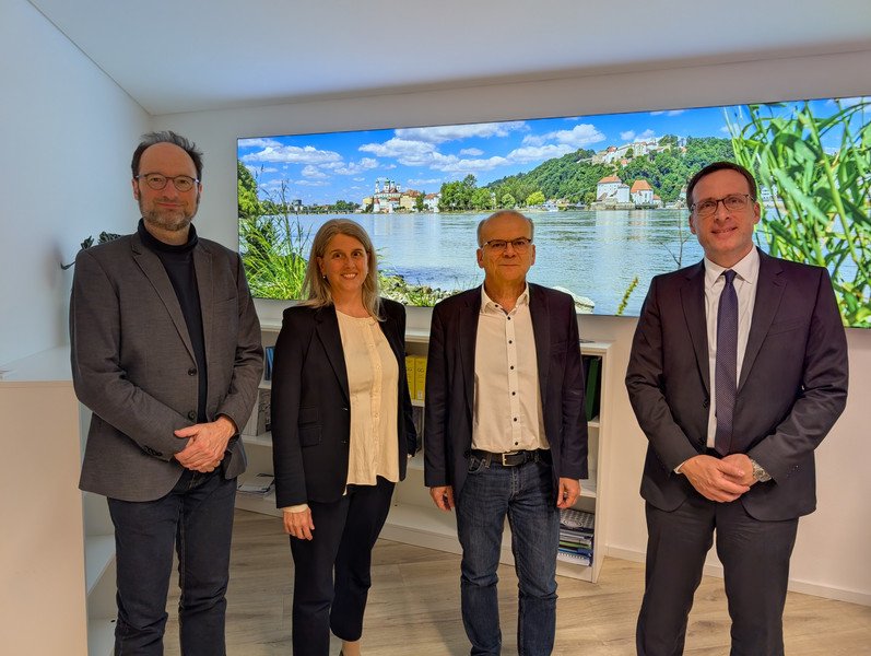 (v.l.) Vizepr&auml;sident Prof. Dr. Harald Kosch, Kanzlerin Barbara Tasch, Staatssekret&auml;r Dr. Rolf-Dieter  Jungk und Pr&auml;sident Prof. Dr. Jan Hendrik Schumann; Foto: Universit&auml;t Passau