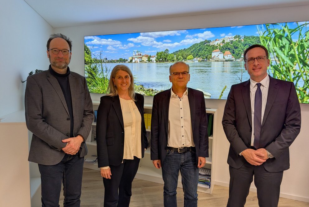 (v.l.) Vizepr&auml;sident Prof. Dr. Harald Kosch, Kanzlerin Barbara Tasch, Staatssekret&auml;r Dr. Rolf-Dieter  Jungk und Pr&auml;sident Prof. Dr. Jan Hendrik Schumann; Foto: Universit&auml;t Passau