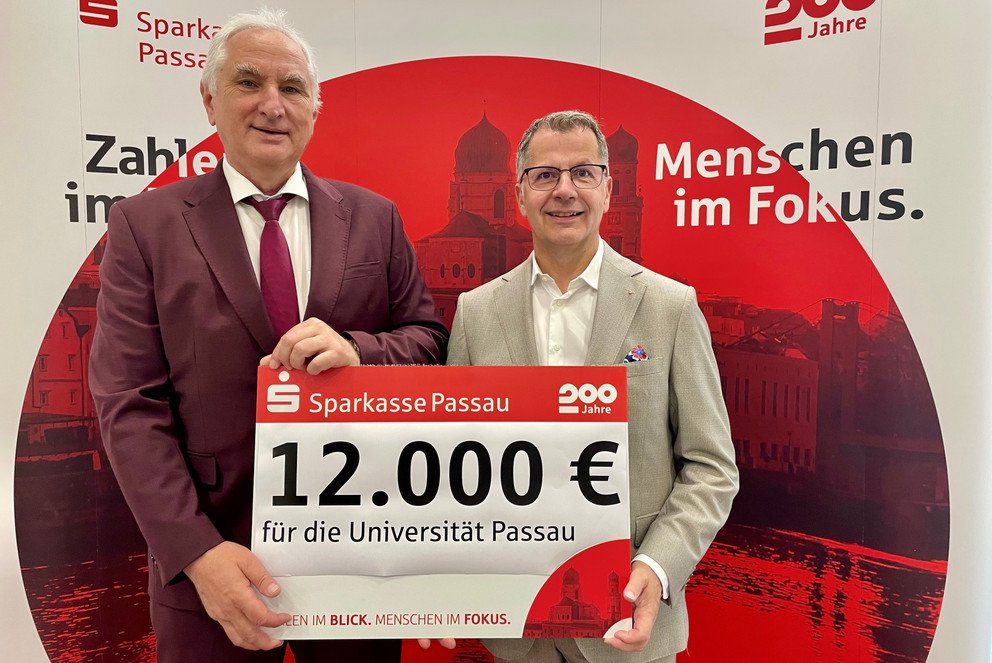 Prof. Dr. Ulrich Bartosch, Präsident der Universität Passau (l.), gemeinsam mit Christoph Helmschrott, Vorstandsvorsitzender der Sparkasse Passau, bei der Spendenübergabe: Foto: Universität Passau