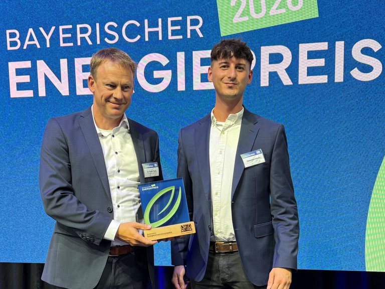 Dr. Stefan Mang (Gesch&auml;ftsf&uuml;hrer CENTOURIS, li) und Sebastian Hirsch (Projektmitarbeiter CENTOURIS) bei der Preisverleihung; Foto: Mang