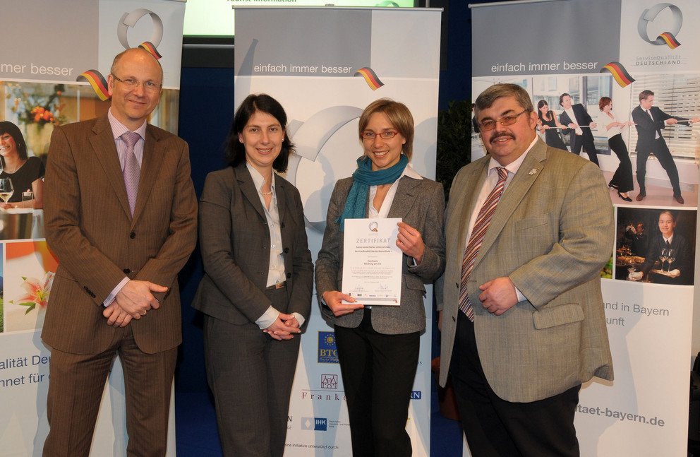 Von links: Dr. Uwe Brandl (Pr&auml;sident des Bayerischen Gemeindetags und B&uuml;rgermeister der Stadt Abensberg), Katja Hessel (Bayerns Wirtschaftsstaatssekret&auml;rin), Stefanie W&ouml;lfl (Projektleiterin bei CenTouris), Siegfried Gallus (Pr&auml;sident des Bayerischen Hotel- und Gastst&auml;ttenverbandes)