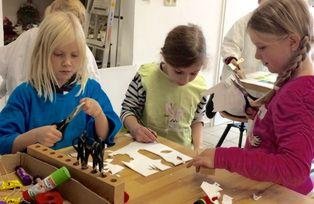 Kinder beim Ausschneiden von Moosgummi für Stempel