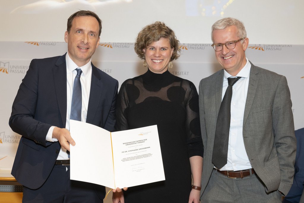 v.l.n.r Vizepr&auml;sident Prof. Dr. Jan Schumann, Stephanie Gro&szlig;mann, Dr. Fritz Audebert (Vorsitzender Neuburger Gespr&auml;chskreis f&uuml;r Wissenschaft und Praxis)