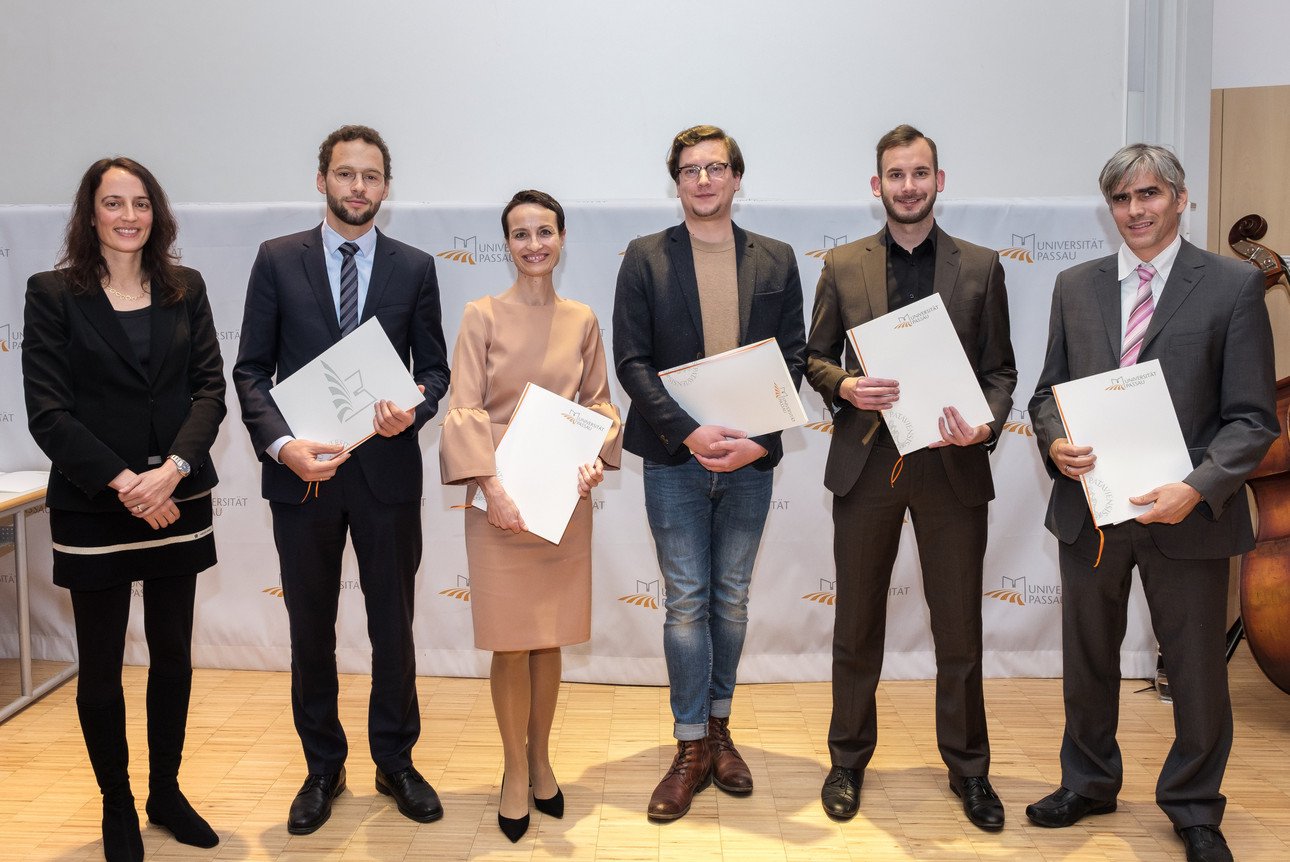 Preistr&auml;gerinnen und Preistr&auml;ger mit Prof. Dr. Daniela Wawra
