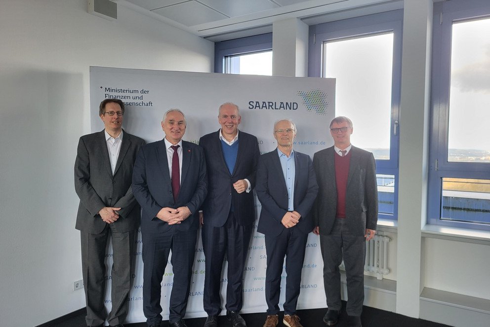 (1)	(v. l.) Dr. Olaf Bartz (Geschäftsführer des deutschen Akkreditierungsrates), Prof. Dr. Ulrich Bartosch (Präsident der Universität Passau, Vizepräsident der HRK und Mitglied des Akkreditierungsrates), Jakob von Weizsäcker (Minister der Finanzen und für Wissenschaft des Saarlandes und Präsidiumsmitglied der KMK), Prof. Dr. Hans-Joachim Bargstädt (Vorsitzender des Akkreditierungsrates), Dr. Peter Zervakis (HRK) beim Treffen im Ministerium der Finanzen und für Wissenschaft des Saarlandes in Saarbrücken, Foto: MFW