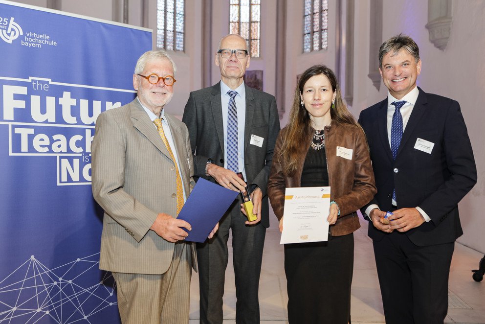 Dr. Tamara Rachbauer von der Universität Passau bei der Preisverleihung in Bamberg: (v.l.) Prof. Dr. Dr. habil. Godehard Ruppert (Präsident der vhb), Prof. Dr. Niels Oberbeck (Vizepräsident der vhb), Preisträgerin Dr. Tamara Rachbauer und Prof. Dr. Joachim Hornegger (Vizepräsident der vhb). Foto: Matthias Hoch