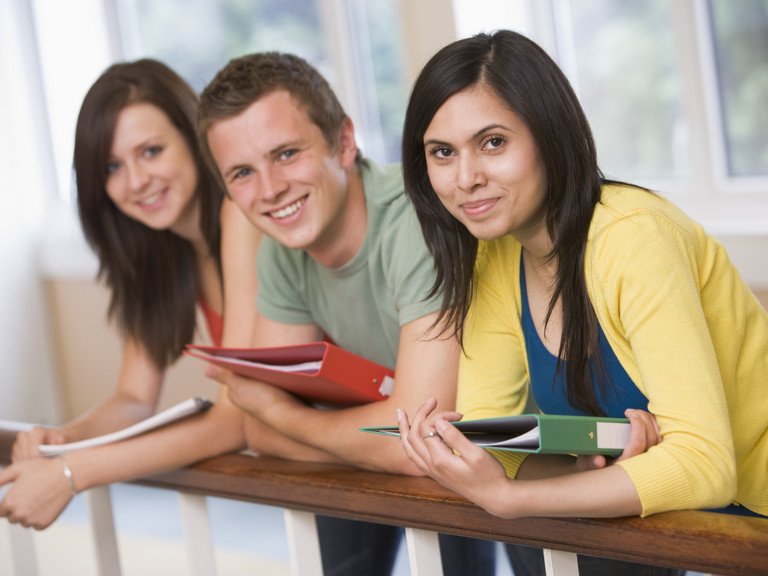 Studierende mit Ordnern in der Hand informieren sich beim Stipendieninfoabend.