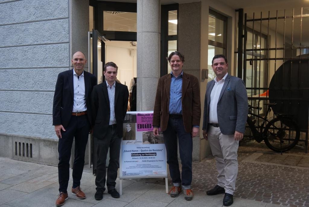 Gruppenbild beim Vortrag über Eduard Hamm