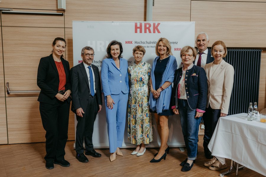 Bundesministerin Dorothea Bär zu Gast bei der Mitgliederversammlung der Hochschulrektorenkonferenz (HRK); Foto: Jana Dünnhaupt/Universität Magdeburg