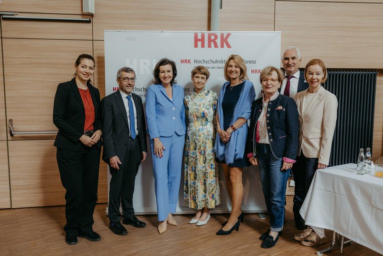 Bundesministerin Dorothea Bär zu Gast bei der Mitgliederversammlung der Hochschulrektorenkonferenz (HRK); Foto: Jana Dünnhaupt/Universität Magdeburg