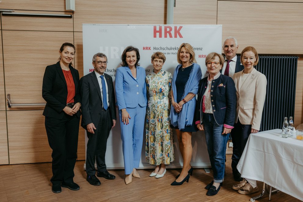 Bundesministerin Dorothea Bär zu Gast bei der Mitgliederversammlung der Hochschulrektorenkonferenz (HRK); Foto: Jana Dünnhaupt/Universität Magdeburg