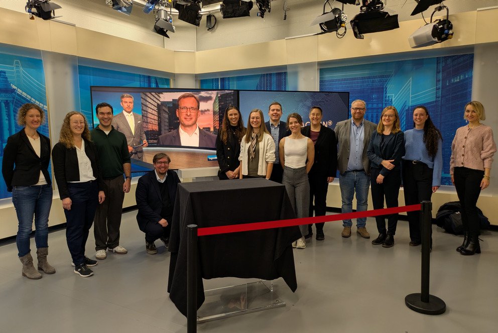 Fellows im ARD-Studio in Brüssel: Prof. Dr. Jan Schuman schlüpfte in die Rolle des Auslandskorrespondenten. Von links nach rechts: Dr. Eva Rutter, Hanna Röder, Jan Kühne, Dr. Stefan Christoph, Annika Kroos, Lisa Woldrich, Jan Doria, Franziska Jäckel, Prof. Dr. Brigitte Forster-Heinlein, Christian Feld, Ina Voshage, Kira Braun, Dr. Diana Mistreanu; Foto: Universität Passau